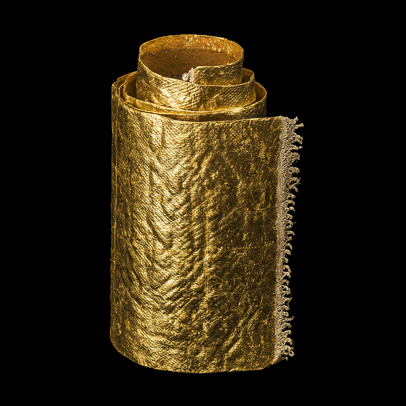 Glyph II, 2002. 32×208 cm; lino, gesso, arcilla y hoja de oro.