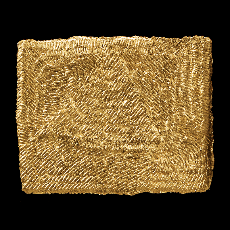 Pirámide B, 2004. 40×50 cm; lino, gesso, acrílico y hoja de oro.