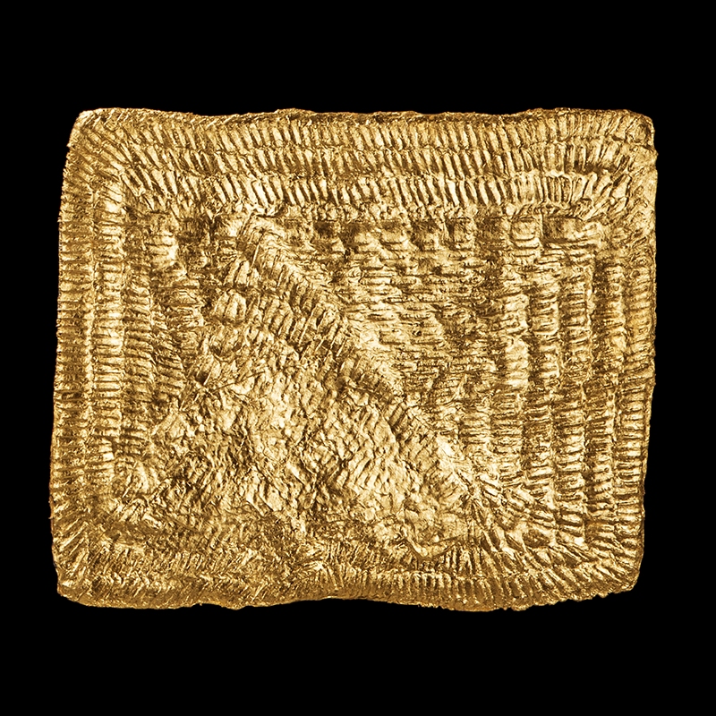 Pirámide C, 2004. 40×50 cm; lino, gesso, acrílico y hoja de oro.