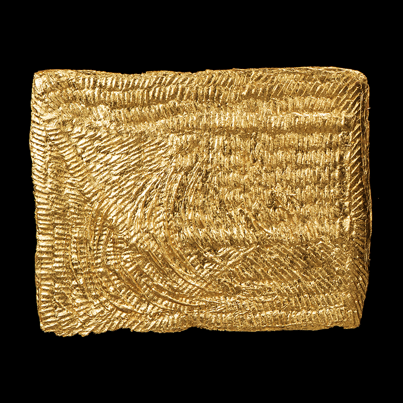 Pirámide D, 2004. 40×50 cm; lino, gesso, acrílico y hoja de oro.