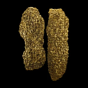 Estela 57 (díptico), 2015. 130×55 cm (izq.), 150×45 cm (der.); lino, gesso, acrílico y hoja de oro.
