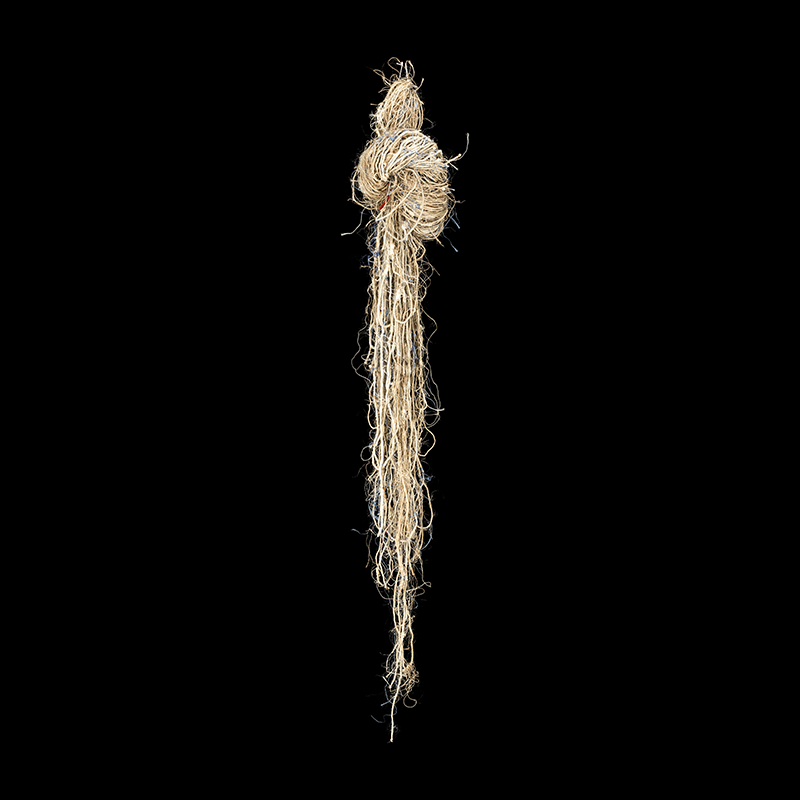 Nudo panal, 2016. 190×30 cm; lino, gesso, lana y crin de caballo.