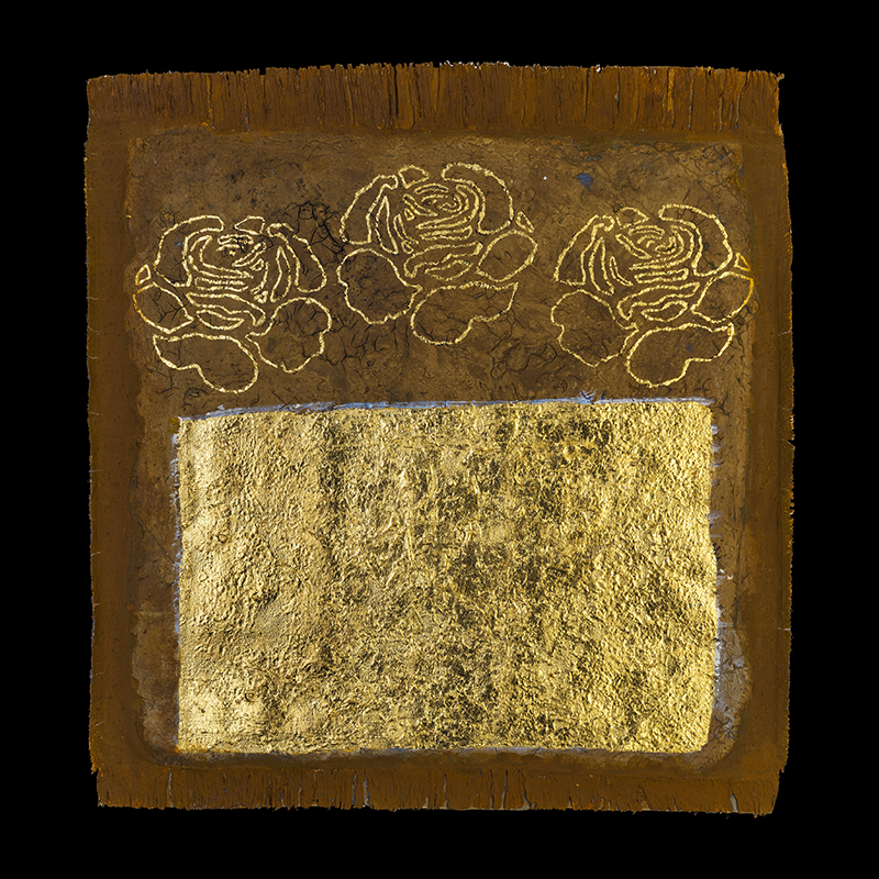 3 rosas, 2018. 63×60 cm; lino, gesso, acrílico, arcilla y hoja de oro.